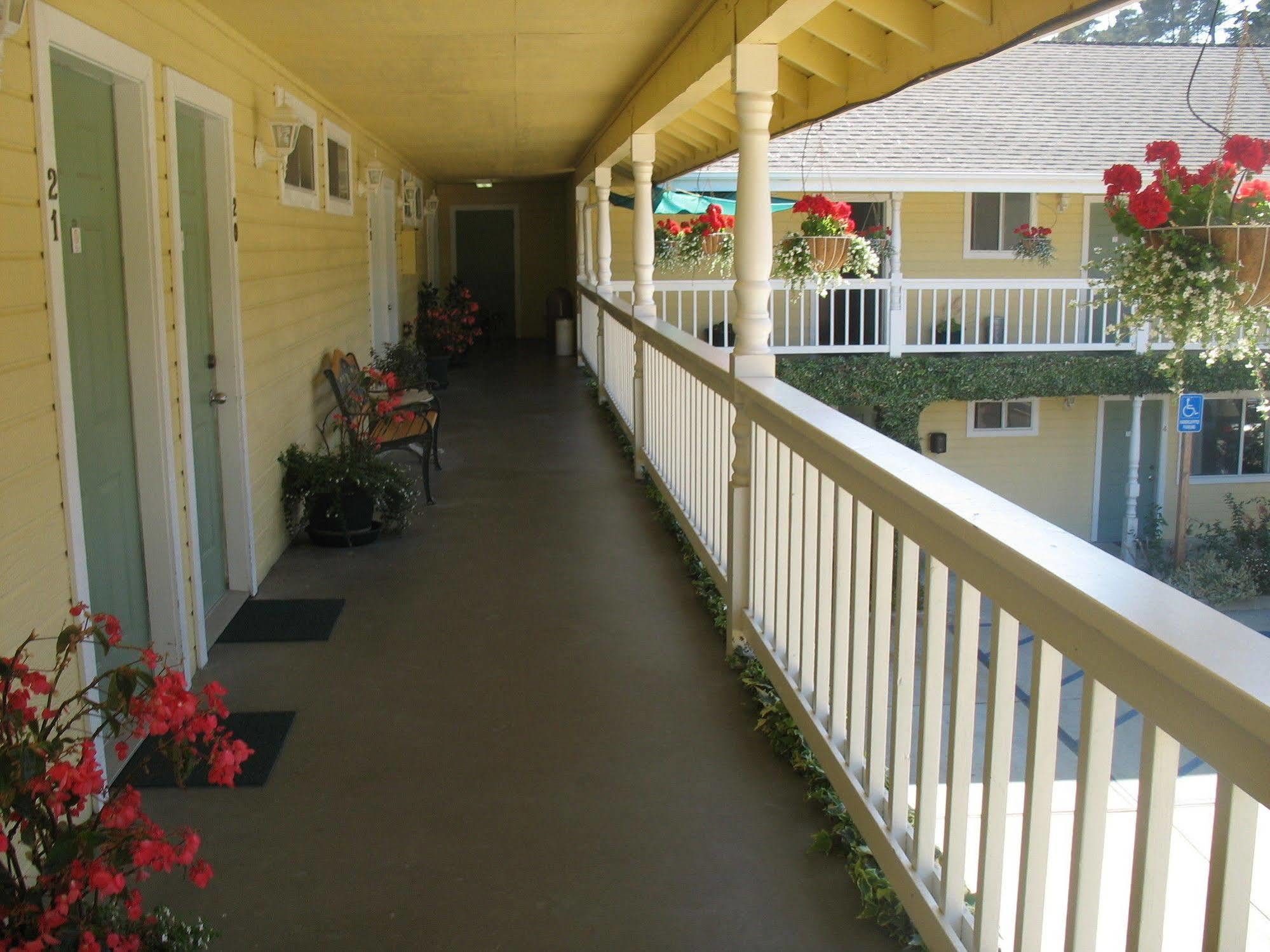 Creekside Inn Downtown Cambria Exteriör bild